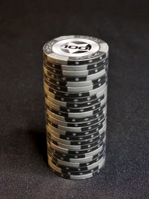 картинка Фишки для игры в покер Black Stars номиналом 100 (25шт) от магазина Gamesdealer.ru