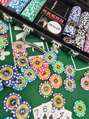 картинка Набор для покера Crown на 300 фишек от магазина Gamesdealer.ru