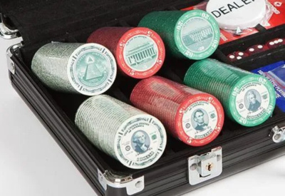 картинка Набор для покера US Dollar на 300 фишек от магазина Gamesdealer.ru