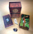 картинка Карты Таро "Alma Latina Tarot", Tarotmania / Альма Латиноамериканское Таро магазин Gamesdealer.ru являющийся официальным дистрибьютором в России картинка Карты Таро "Alma Latina Tarot", Tarotmania / Альма Латиноамериканское Таро от магазина Gamesdealer.ru