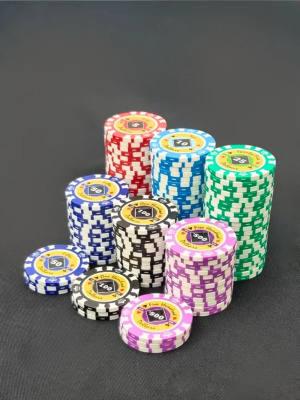 картинка Набор для покера Crown на 500 фишек от магазина Gamesdealer.ru