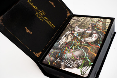картинка Карты Таро The Elemental Wisdom Tarot 12cm, Taroteca  / Таро Мудрость Стихий, черный срез  UV от магазина Gamesdealer.ru