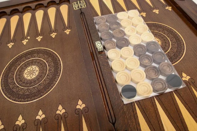картинка Нарды резные "Лошадь 1", Simonyan от магазина Gamesdealer.ru